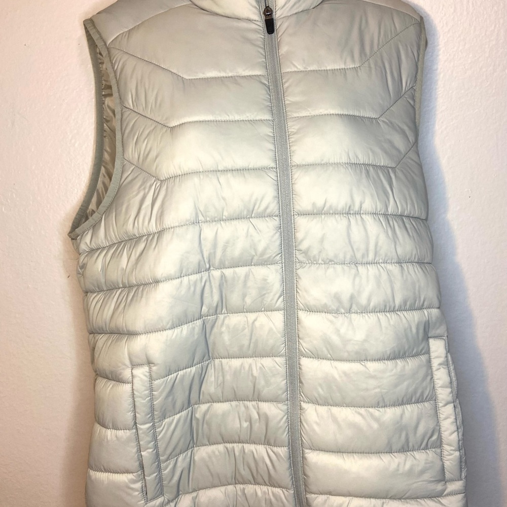 Xersion puffer vest. Size Medium. Nylon: polyester. Gray/silver.